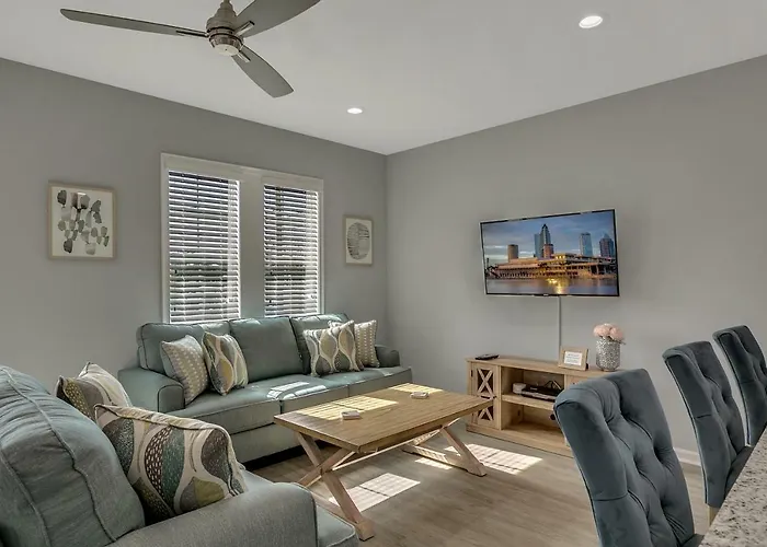 New 3/2 Duplex Minutes From Heart Of Tampa -Unit B