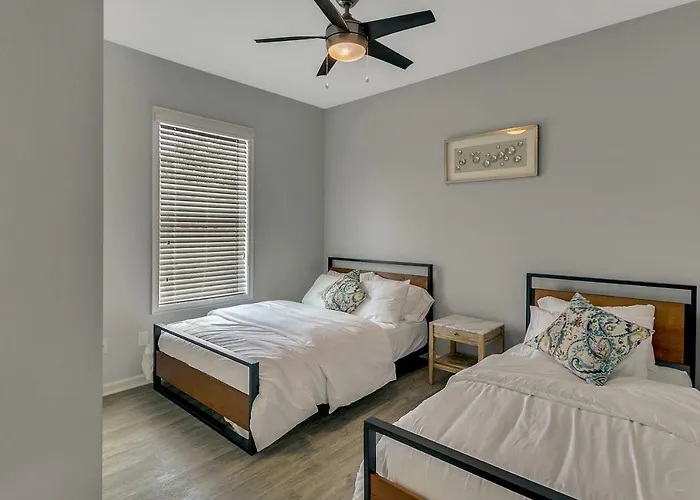 New 3/2 Duplex Minutes From Heart Of Tampa -Unit B