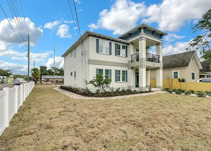 New 3/2 Duplex Minutes From Heart Of Tampa -Unit B