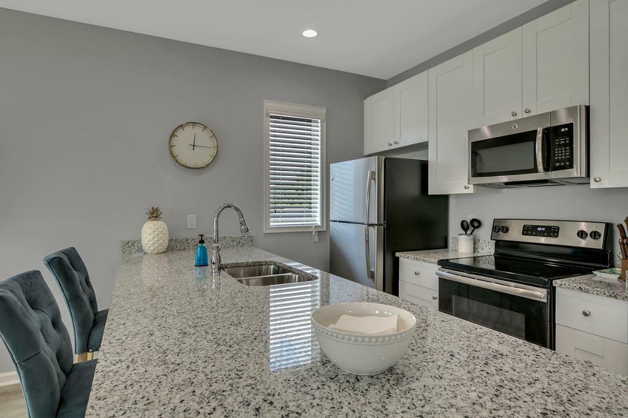 New 3/2 Duplex Minutes From Heart Of -unit B Tampa